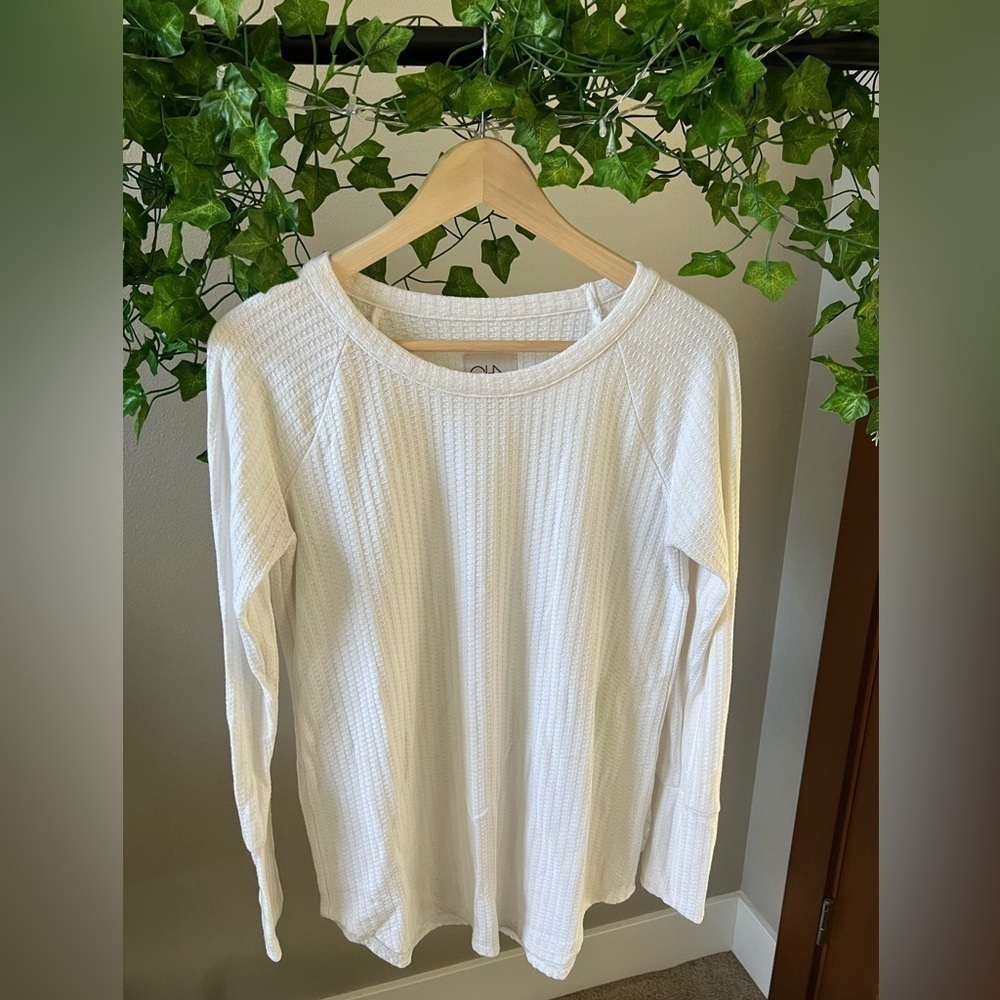 White long sleeve knit sweater size medium